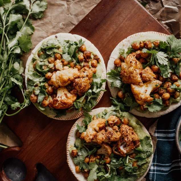  La coliflor asada con cilantro se combina con el sabor terroso del amaranto cocido para hacer una ensalada sustanciosa y fresca.  